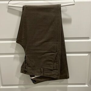 Women’s - Banana Republic Khakis in Olive Green -    Size 6